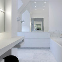Marmor i type Bianco Statuario gir et lyst og eksklusivt preg på badet.